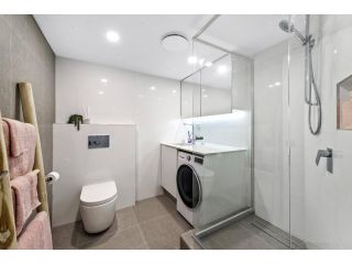 Beautiful-Bright-Modern 2 Bedroom Unit With Water Views Apartment, Gold Coast - 1