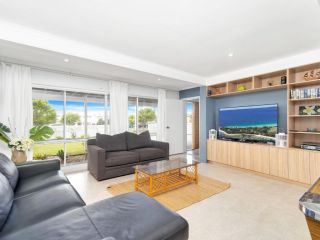 Beautiful Family Home with Gorgeous Bay Views from The Deck Guest house, Vincentia - 4