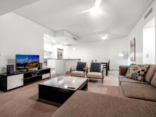 Beautiful High Floor 2 Bedroom Apartment Apartment, Gold Coast - 5