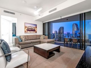 Beautiful High Floor 2 Bedroom Apartment Apartment, Gold Coast - 2