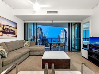 Beautiful High Floor 2 Bedroom Apartment Apartment, Gold Coast - 3