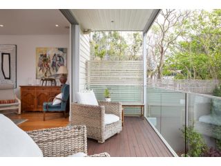 Beautiful Renovated Home With Water Views and Yard Guest house, Sydney - 1