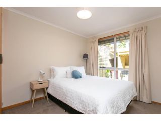 Beautiful Sunny Home Close To The CBD and Gorge Apartment, Royal Park - 3