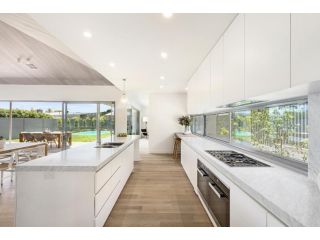 Beautifully renovated from top to bottom and features quality Apartment, Victoria - 2