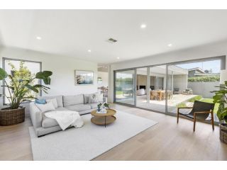 Beautifully renovated from top to bottom and features quality Apartment, Victoria - 1