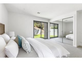 Beautifully renovated from top to bottom and features quality Apartment, Victoria - 5