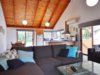 BEILBY BEACH COTTAGE - FREE WIFI & FOXTEL INCLUDED! PET FRIENDLY (OUTSIDE ONLY) Guest house, Inverloch - 3