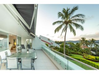 Bella Azure Two Bedroom Two Bathroom Spacious Ocean-view Apartment With Golf Buggy Apartment, Hamilton Island - 4