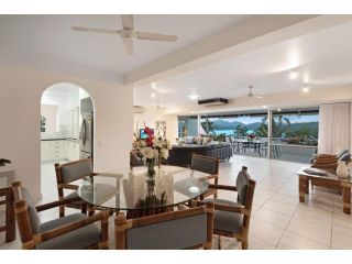 Bella Azure Two Bedroom Two Bathroom Spacious Ocean-view Apartment With Golf Buggy Apartment, Hamilton Island - 5