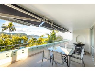 Bella Azure Two Bedroom Two Bathroom Spacious Ocean-view Apartment With Golf Buggy Apartment, Hamilton Island - 1