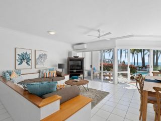 Belle Escapes - Absolute Beachfront 2 Bedroom Apartment Alamanda Resort 11 Apartment, Palm Cove - 4