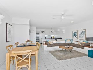 Belle Escapes - Absolute Beachfront 2 Bedroom Apartment Alamanda Resort 11 Apartment, Palm Cove - 3