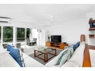 Belle Escapes - Luxury Poolside Apartment Alamanda Beachfront Resort (42) Apartment, Palm Cove - 1