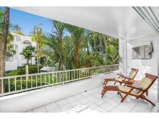 Belle Escapes - Poolside Apartment Alamanda Beachfront Resort 53 Apartment, Palm Cove - 2