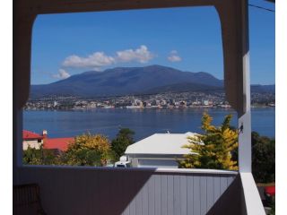 Bellerive Bluff magic - renovated home with views Guest house, Bellerive - 5