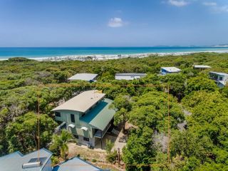 Belle's Place - Rainbow Shores - Stunning architect designed beach house dedicated to your every comfort, Free Wi-fi Guest house, Rainbow Beach - 1