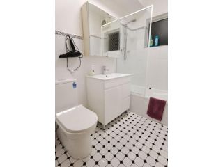 Bellevue Family Comforts, Amenities Apartment, Sydney - 5