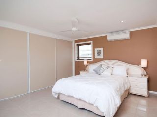 Bellima Beach House', 9 Jackson Close - huge duplex with air con and fabulous views Guest house, Salamander Bay - 1
