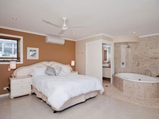 Bellima Beach House', 9 Jackson Close - huge duplex with air con and fabulous views Guest house, Salamander Bay - 3