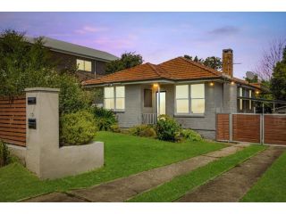 Big Stylish 3 bed house with Free Parking Guest house, Sydney - 1