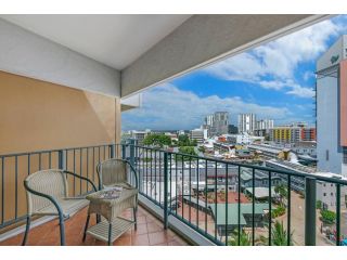 Bird's Eye Views from Chic Harbourside Abode Apartment, Darwin - 1