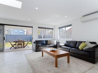 'Birubi Breezes', 2/7 Fitzroy St - Large Duplex with Air Conditioning, WIFI & only 5 minute walk to the beach Guest house, Anna Bay - 1