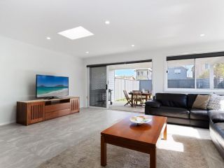 'Birubi Breezes', 2/7 Fitzroy St - Large Duplex with Air Conditioning, WIFI & only 5 minute walk to the beach Guest house, Anna Bay - 2