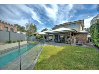 Blair Street - Luxury Home with Pool and Theatre Guest house, Moama - 5