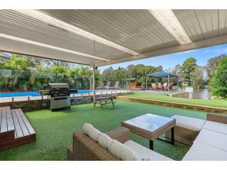 Pelican House, 5 Bedroom house, Pool Guest house, Chittaway Point - 3