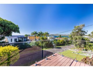 Blue Waters 7 Cook St Pet Friendly and Water Views Guest house, Salamander Bay - 4