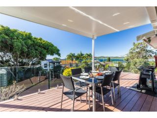 Blue Waters 7 Cook St Pet Friendly and Water Views Guest house, Salamander Bay - 1