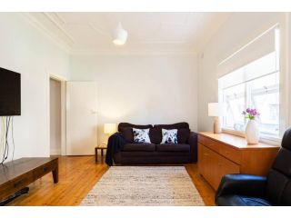 Bondi Beach 200 m 2-bedroom ground floor garden unit free parking Apartment, Sydney - 3