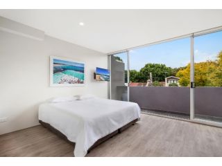 Bondi Beach Studio King Suite + Balcony Apartment, Sydney - 2