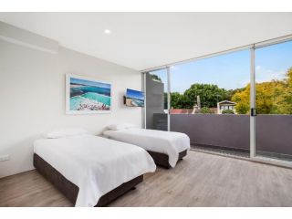 Bondi Beach Studio King Suite + Balcony Apartment, Sydney - 1