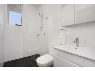 Bondi Beach Studio Penthouse Suite + Balcony Apartment, Sydney - 5