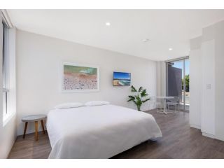 Bondi Beach Studio Penthouse Suite + Balcony Apartment, Sydney - 2