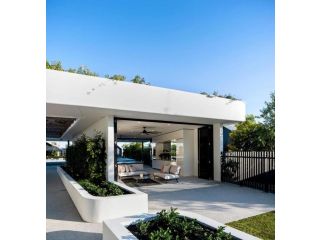 Boutique 2BR Apartment 100m to the Beach with Pool Apartment, Gold Coast - 4