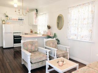 Boutique vintage styled unit, metres from beach Apartment, Gold Coast - 2