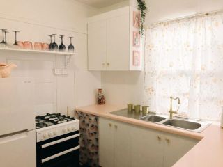Boutique vintage styled unit, metres from beach Apartment, Gold Coast - 4