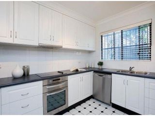 Spacious 3 Bed 2 Bathroom Apartment with Parking Guest house, Sydney - 1