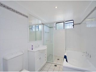 Spacious 3 Bed 2 Bathroom Apartment with Parking Guest house, Sydney - 5