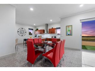 Loemans Lodge - Modern, 5 Bdrms near Melbourne Airport Villa, Victoria - 1