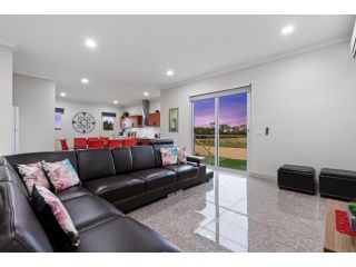 Loemans Lodge - Modern, 5 Bdrms near Melbourne Airport Villa, Victoria - 3