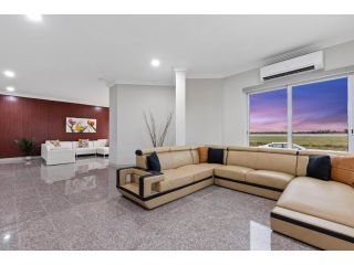 Loemans Lodge - Modern, 5 Bdrms near Melbourne Airport Villa, Victoria - 5