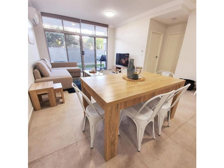 New Family Friendly Apartment for 7 Apartment, Penrith - imaginea 2