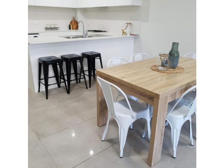 New Family Friendly Apartment for 7 Apartment, Penrith - imaginea 3