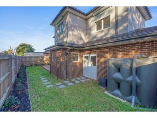 Brand new five-bedroom house Guest house, Victoria - 1