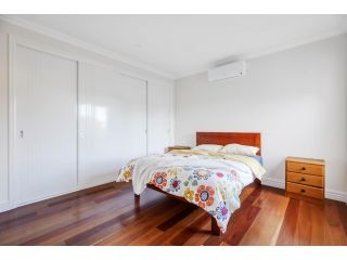 Brand new five-bedroom house Guest house, Victoria - 3