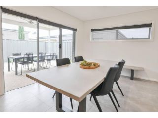 Brand New 3 bedroom, 2 bathroom Townhouse Guest house, Victoria - 1