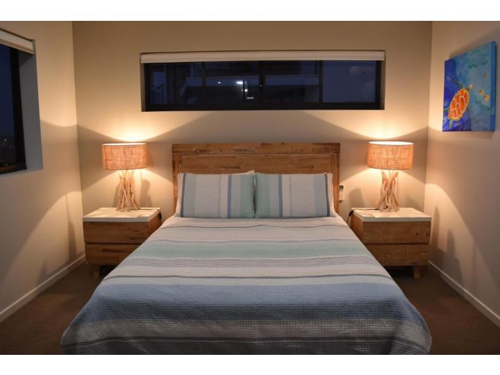 NEW UPMARKET COMFORTABLE 2 Bed, 2 Bath, OCEAN VIEWS, 250m to BUDDINA BEACH! Apartment, Buddina - imaginea 13